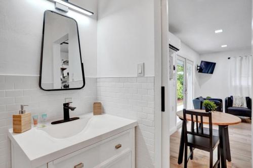 Recently Renovated! Studio Apartment - Unit #18b Apts