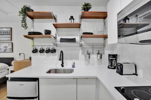 Recently Renovated! Studio Apartment - Unit #18b Apts