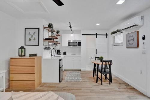 Recently Renovated! Studio Apartment - Unit #18b Apts