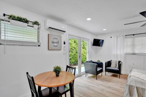 Recently Renovated! Studio Apartment - Unit #18b Apts