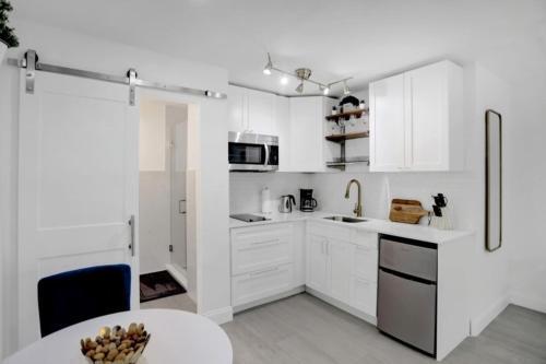 Recently Renovated Studio Apartment - Unit #20b Apts