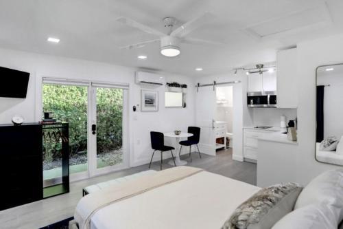 Recently Renovated Studio Apartment - Unit #20b Apts