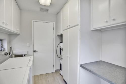 Recently Renovated! 2 2 Apartment - Unit #20a Apts