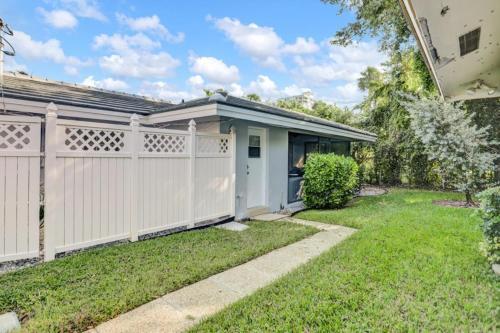 Recently Renovated! 2 2 Apartment - Unit #20a Apts