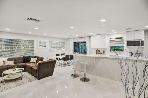 Recently Renovated! 2 2 Apartment - Unit #20a Apts