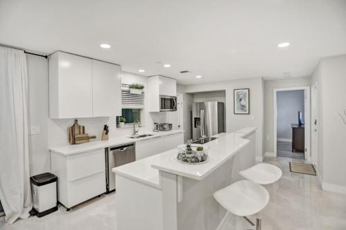 Recently Renovated! 2 2 Apartment - Unit #20a Apts