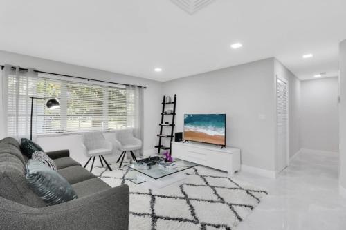 Recently Renovated! 2 2 Apartment - Unit #18a Apts