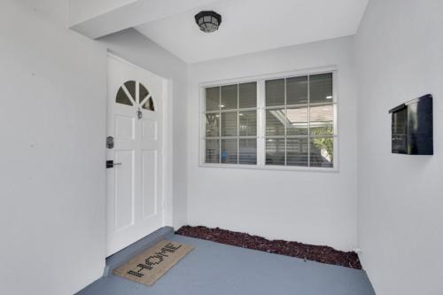 Recently Renovated! 2 2 Apartment - Unit #18a Apts