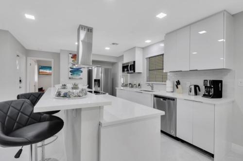 Recently Renovated! 2 2 Apartment - Unit #18a Apts