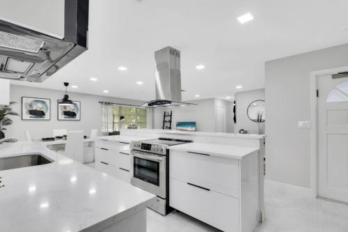 Recently Renovated! 2 2 Apartment - Unit #18a Apts
