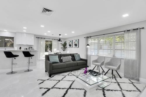 Recently Renovated! 2 2 Apartment - Unit #18a Apts