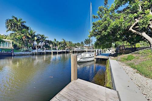 Waterfront Hideaway With Heated Pool, Dock & Garage Home