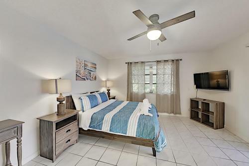 Waterfront Hideaway With Heated Pool, Dock & Garage Home