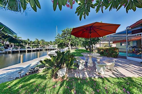 Waterfront Hideaway With Heated Pool, Dock & Garage Home
