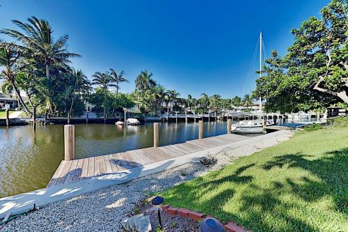 Waterfront Hideaway With Heated Pool, Dock & Garage Home