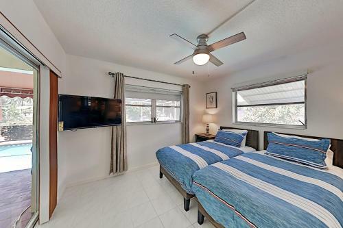 Waterfront Hideaway With Heated Pool, Dock & Garage Home