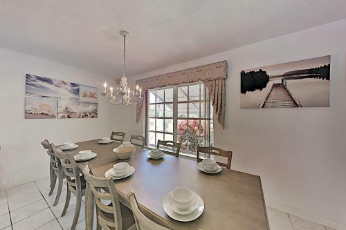 Waterfront Hideaway With Heated Pool, Dock & Garage Home