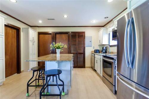 Seashell, 3 Bedrooms, Sleeps 6, Direct Ocean Front, Wifi