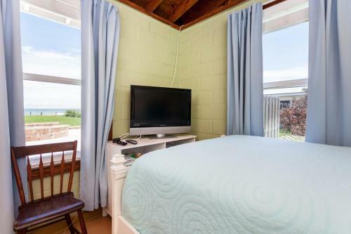 Seashell, 3 Bedrooms, Sleeps 6, Direct Ocean Front, Wifi