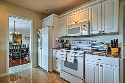 Riviera Beach Home With Pool - Walk To Beach!
