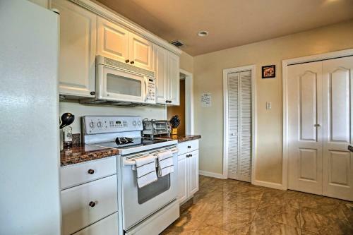 Riviera Beach Home With Pool - Walk To Beach!