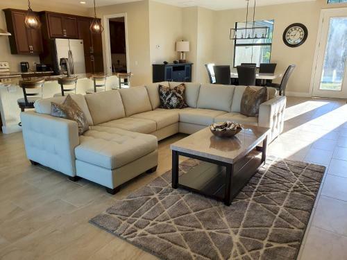 Villa Stunning Brand New 3 Bed Home, Fabulous Pool Overlooking River,