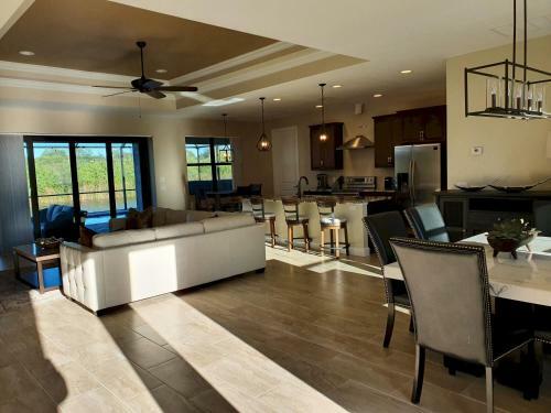 Villa Stunning Brand New 3 Bed Home, Fabulous Pool Overlooking River,