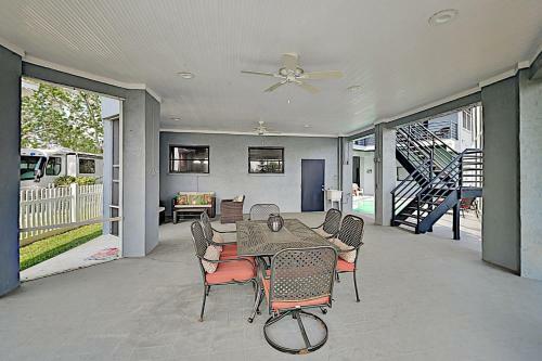 Beautiful River Home With Private Pool, Dock & Beach Home