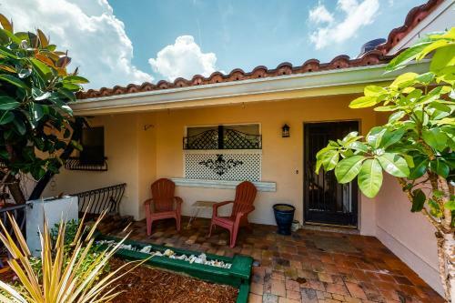 Coconut Row Oasis