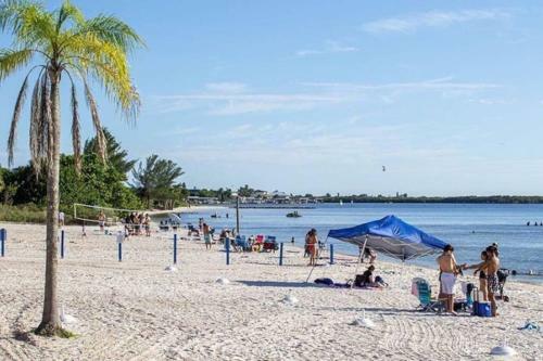Apartamento Sea Spray, Studio 114, Beach Steps Away! Pool+wifi