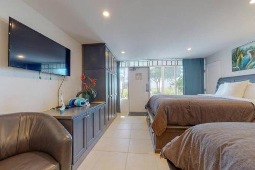 Apartamento Sea Spray, Studio 114, Beach Steps Away! Pool+wifi