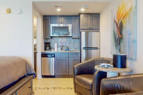 Apartamento Sea Spray, Studio 114, Beach Steps Away! Pool+wifi