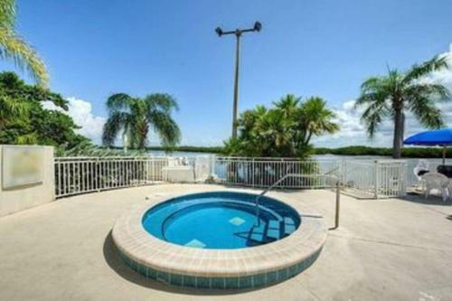 Apartamento Sea Spray, Studio 114, Beach Steps Away! Pool+wifi