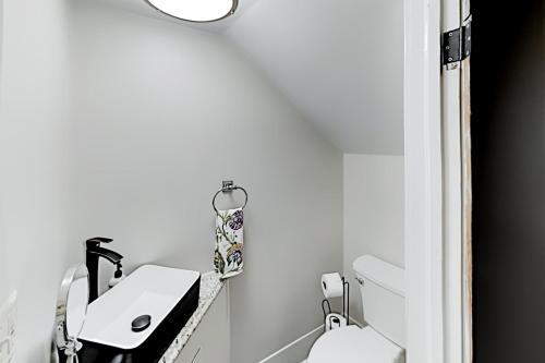 Apartamento Historic District Retreat - Festive Backyard Duplex