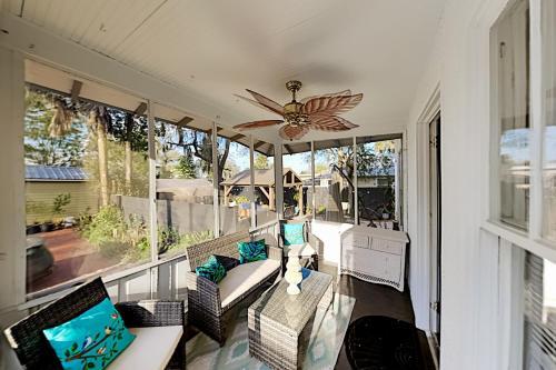 Apartamento Historic District Retreat - Festive Backyard Duplex