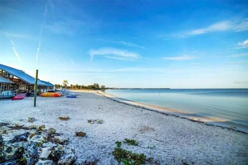 Apartamento Bay View, Studio206, Beach Steps Away! Pool+wifi