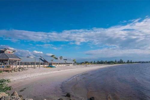 Apartamento Bay View, Studio206, Beach Steps Away! Pool+wifi