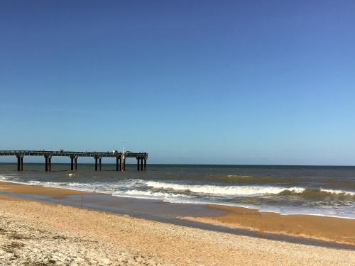 Apartamento Charming Condo With Pool - Walk To Beach & Pier Condo
