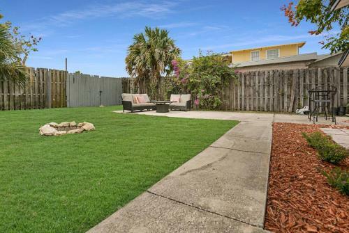 Pink House, Prime Location! Walk To Dt, Pets Ok!