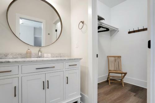 Blue House, Prime Location, Family Amenities, Bbq!