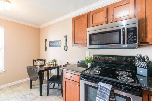 Cozy Island Condo - Walk To Downtown!