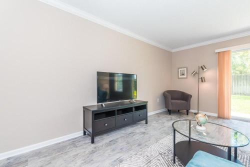 Cozy Island Condo - Walk To Downtown!