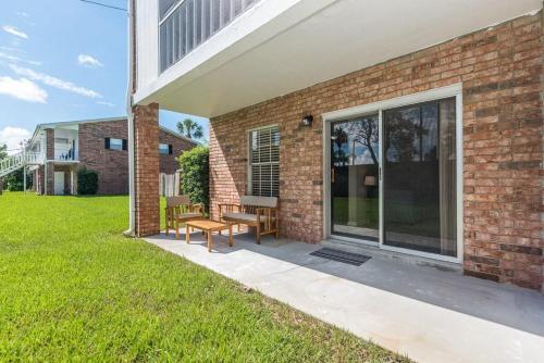 Cozy Island Condo - Walk To Downtown!
