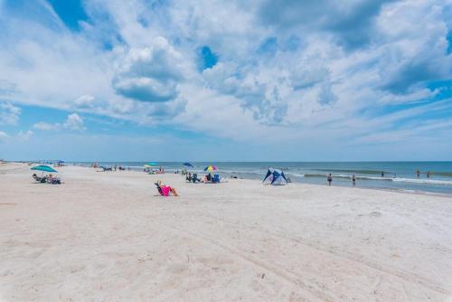 Cozy Island Condo - Walk To Downtown!