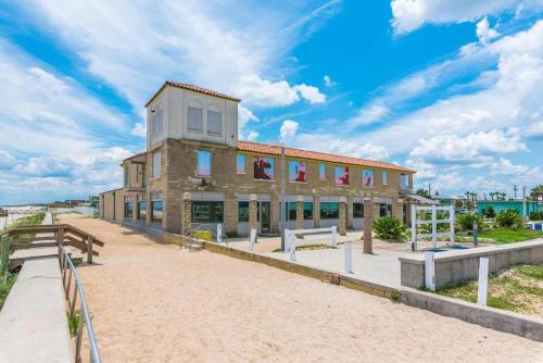 Cozy Island Condo - Walk To Downtown!