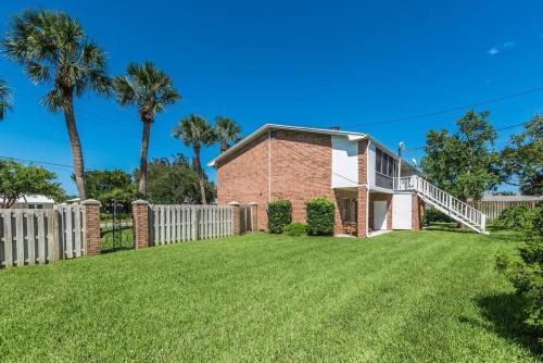 Cozy Island Condo - Walk To Downtown!