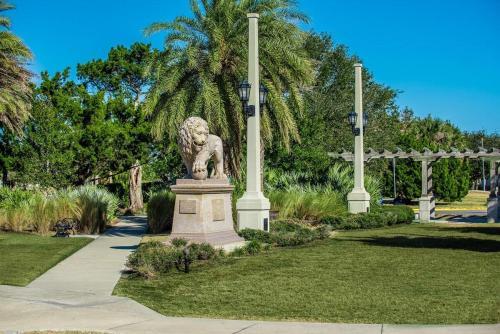 Cozy Island Condo - Walk To Downtown!