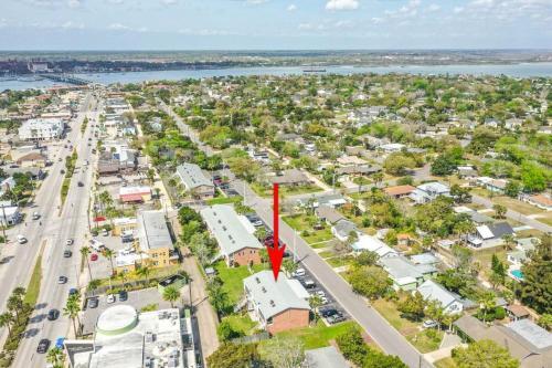 Cozy Island Condo - Walk To Downtown!