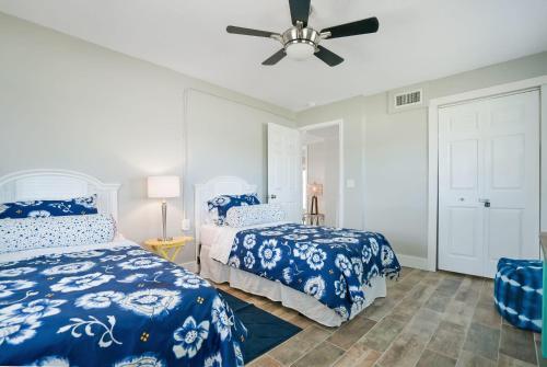 Blue Oasis, Canal Front Home With Dock, Fire Pit, Porches And Walk To Beach