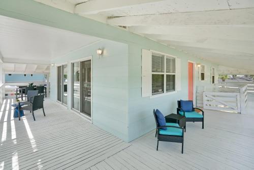 Blue Oasis, Canal Front Home With Dock, Fire Pit, Porches And Walk To Beach